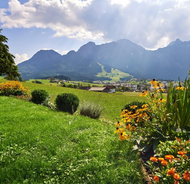 Traumhafter Blick auf das Tennengebirge mit dem Karkogel und das Ortszentrum von Abtenau